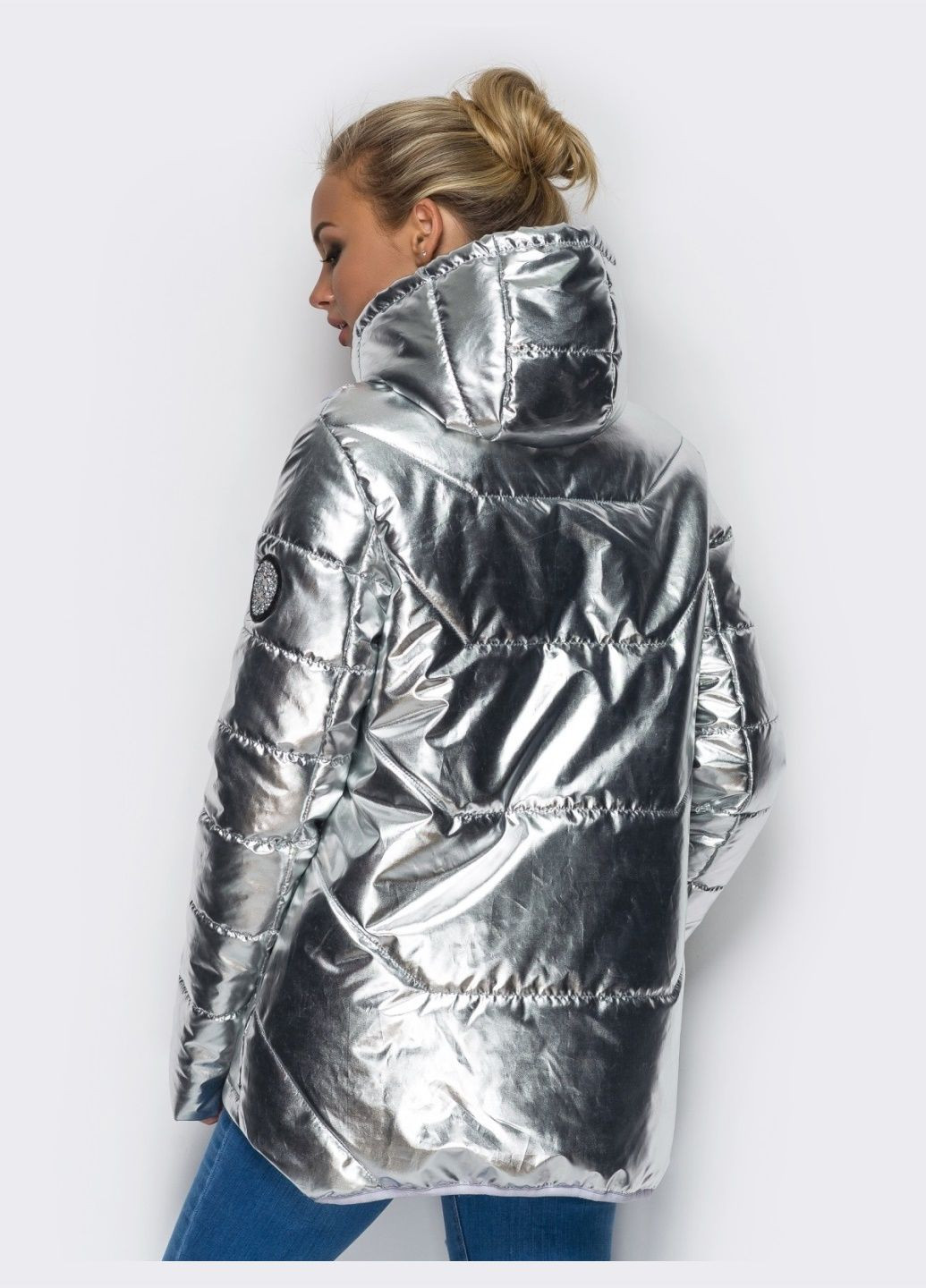 Серая демисезонная куртка серебристого цвета с удлиненной спинкой Dressa