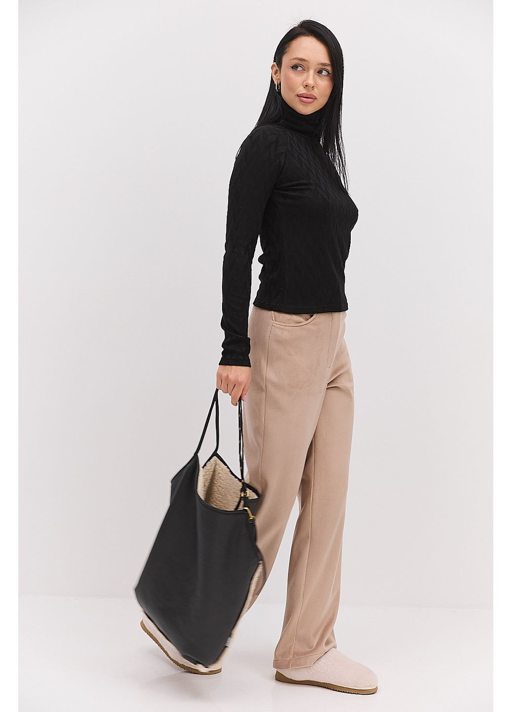 Жіночий теплий лонгслів з коміром-стійкою шоколадний в ялинку Arjen (370601825)