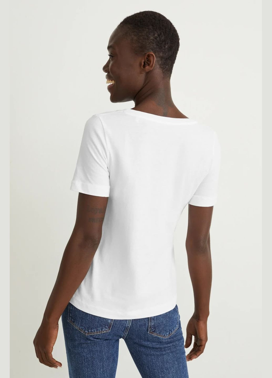 Белая летняя футболка с вырезом C&A