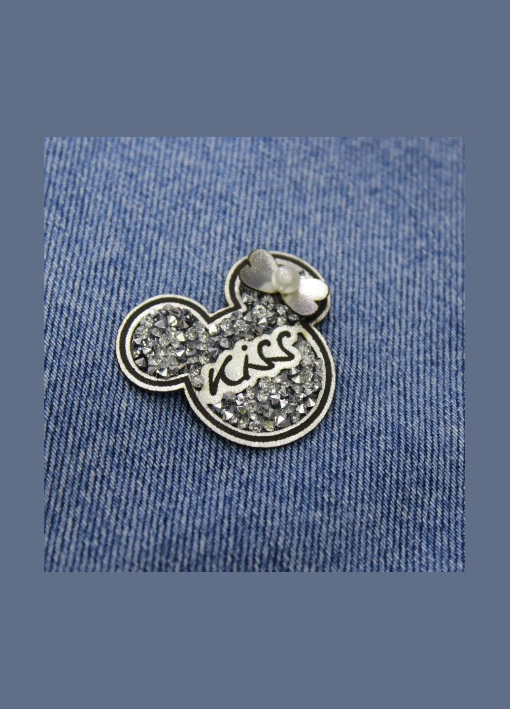 Нашивка с акриловыми камнями "Kiss" девочка серебряного цвета с серебряными камнями (7270) No Brand (335811418)
