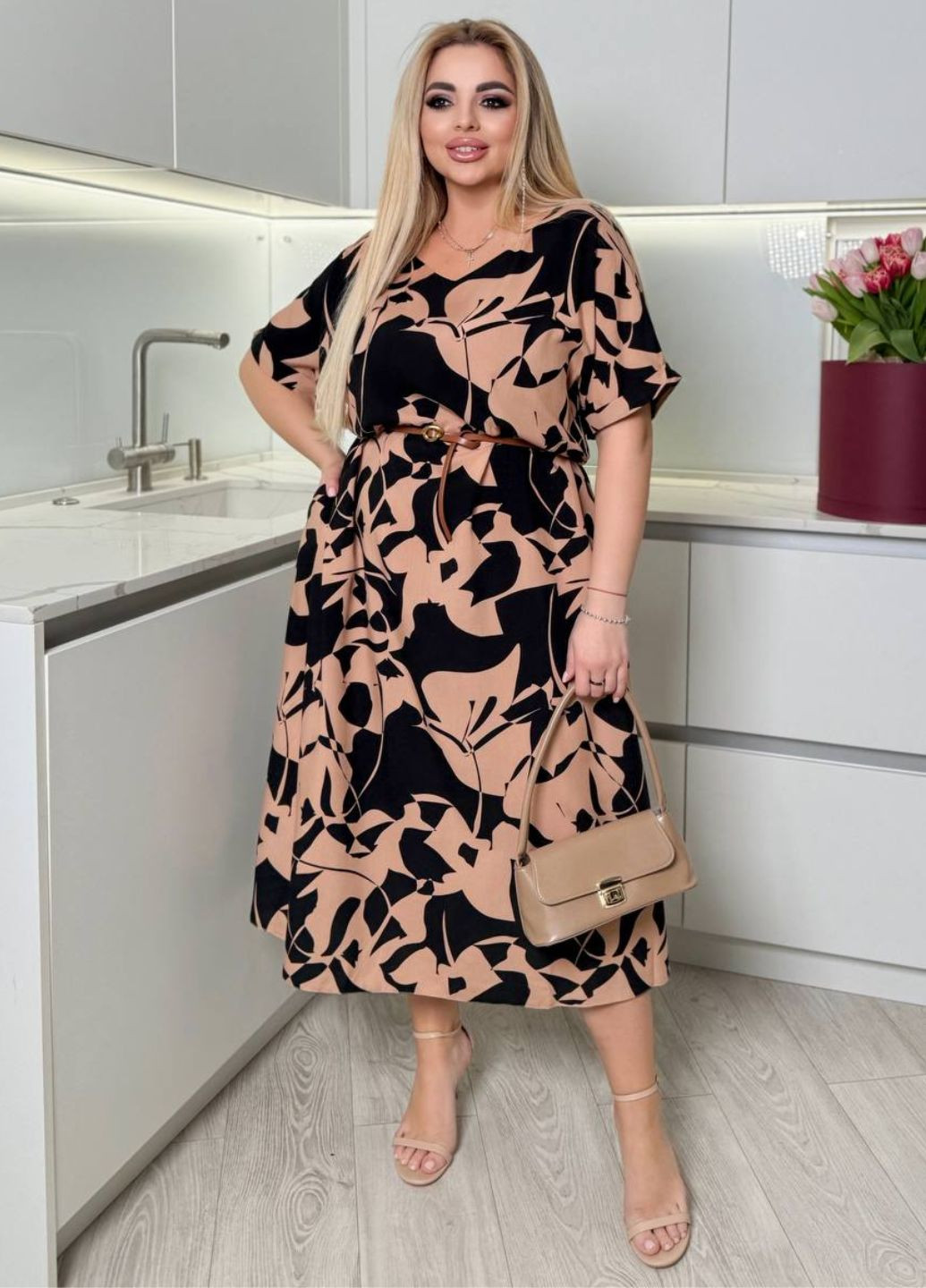 Бежевое повседневный платье меди свободного кроя с ярким принтом Україна с цветочным принтом