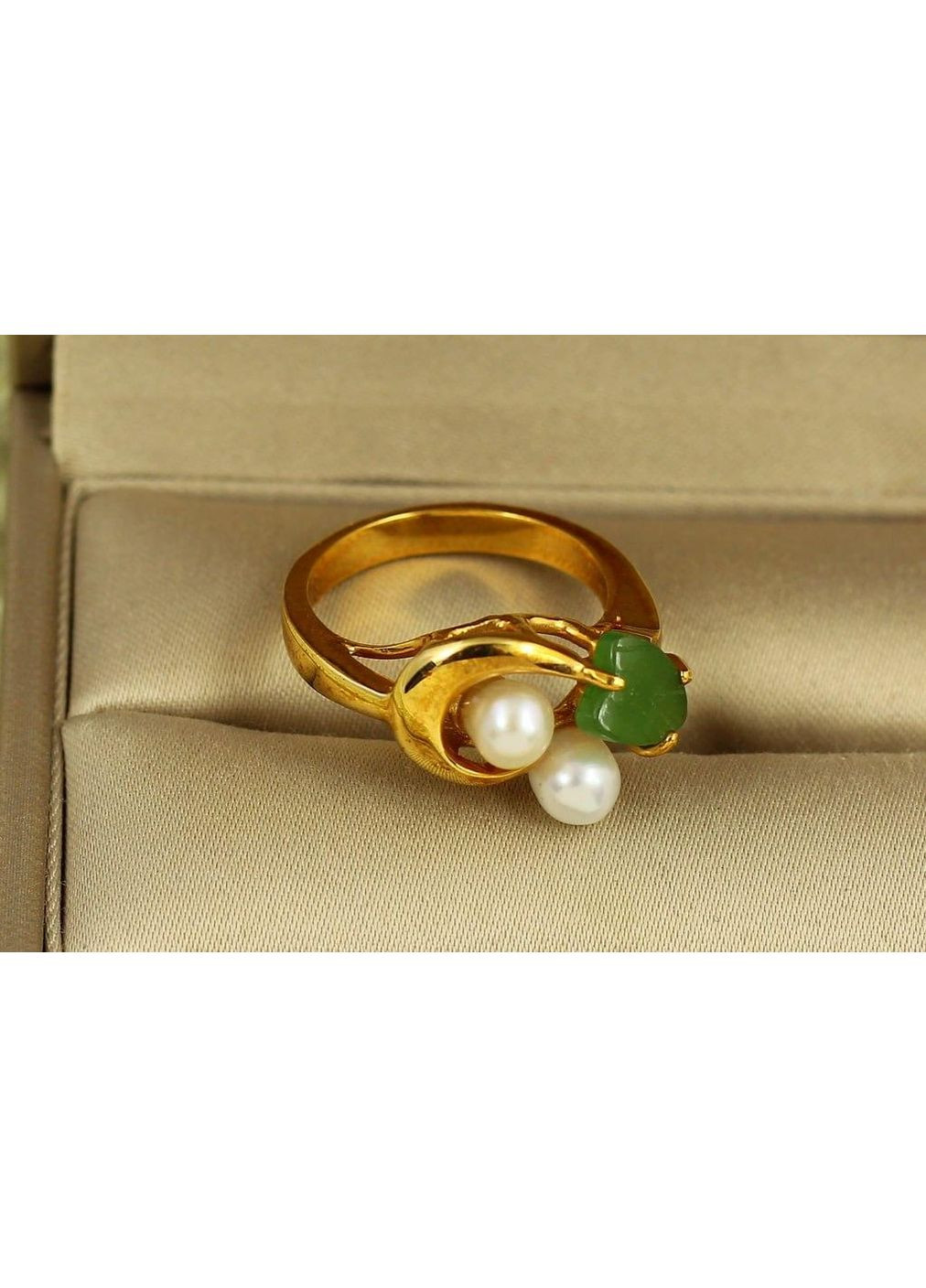 Кольцо две речные жемчужины с нефритом завиток 16 р золотистое No Brand (366963315)
