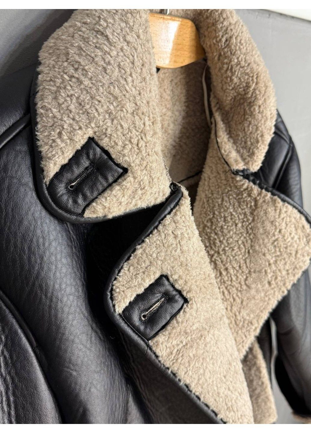 Дублянка жіноча 242 з бежевим хутром на ґудзиках чорна AFTF BASIC (354178751)