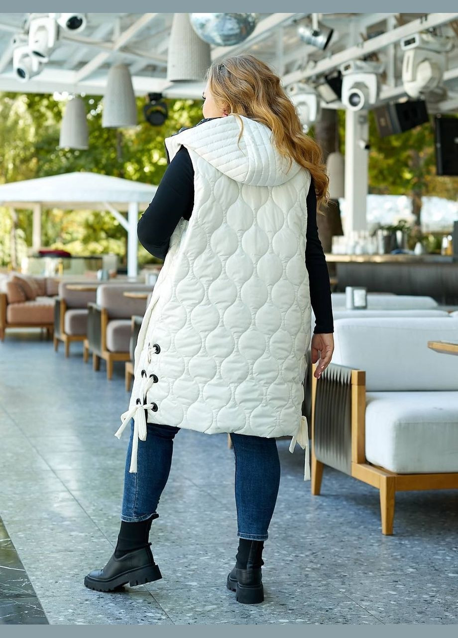 Женская демисезонная объемная жилетка молочного цвета батал стеганая длинная до колена с капюшоном на молнии Viki Жилет (316093991)