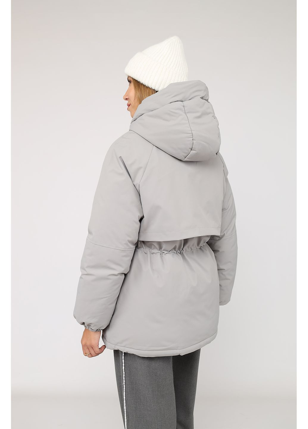 Сіра демісезонна куртка середня жіноча колір сірий цб-00277869 Yuki