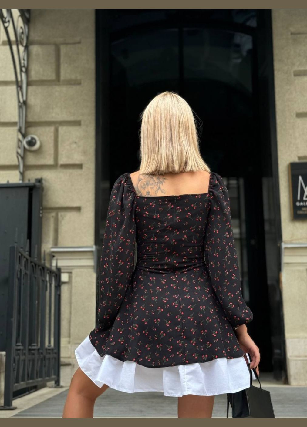 Черное кэжуал женское платье короткое в цветочный принт с белым подъюбником с юбкой-солнце Canvas с цветочным принтом