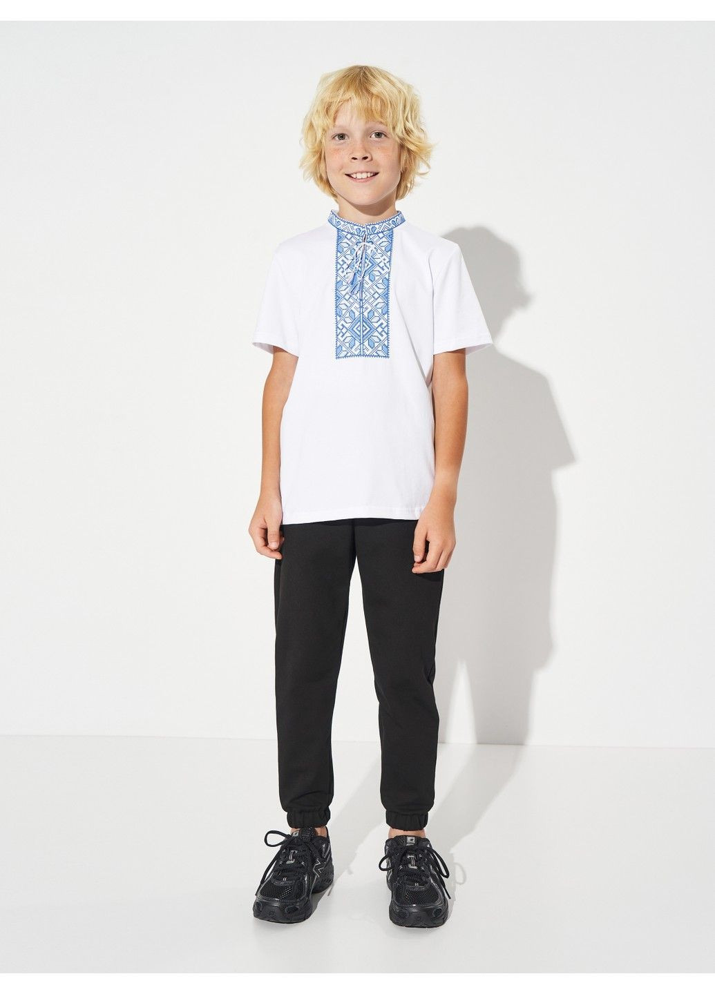 Белая вышитая футболка для мальчика подольская синяя Lesia (362971212)