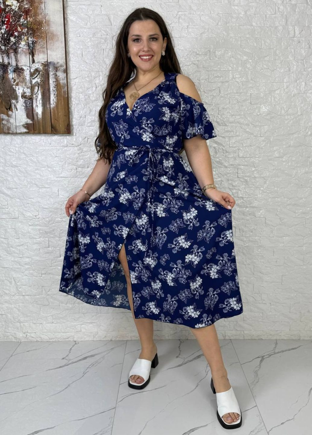 Синя повсякденний вишукана легка літня міді сукня на запах з квітковим візерунком та короткими рукавами з вирізами на плечах на запах Tik-Tak з квітковим принтом