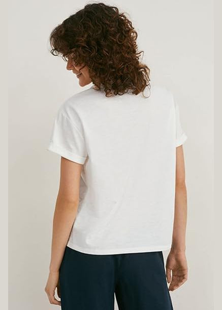 Белая летняя футболка с принтом C&A