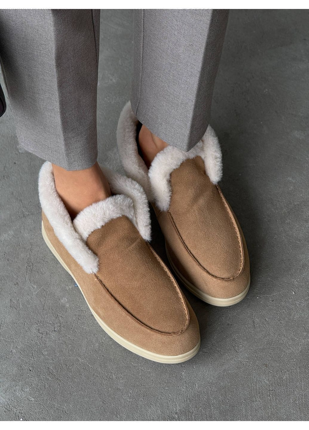 женские зимние лоферы из натуральной замши с мехом, рыжие, на низком ходу. No Brand