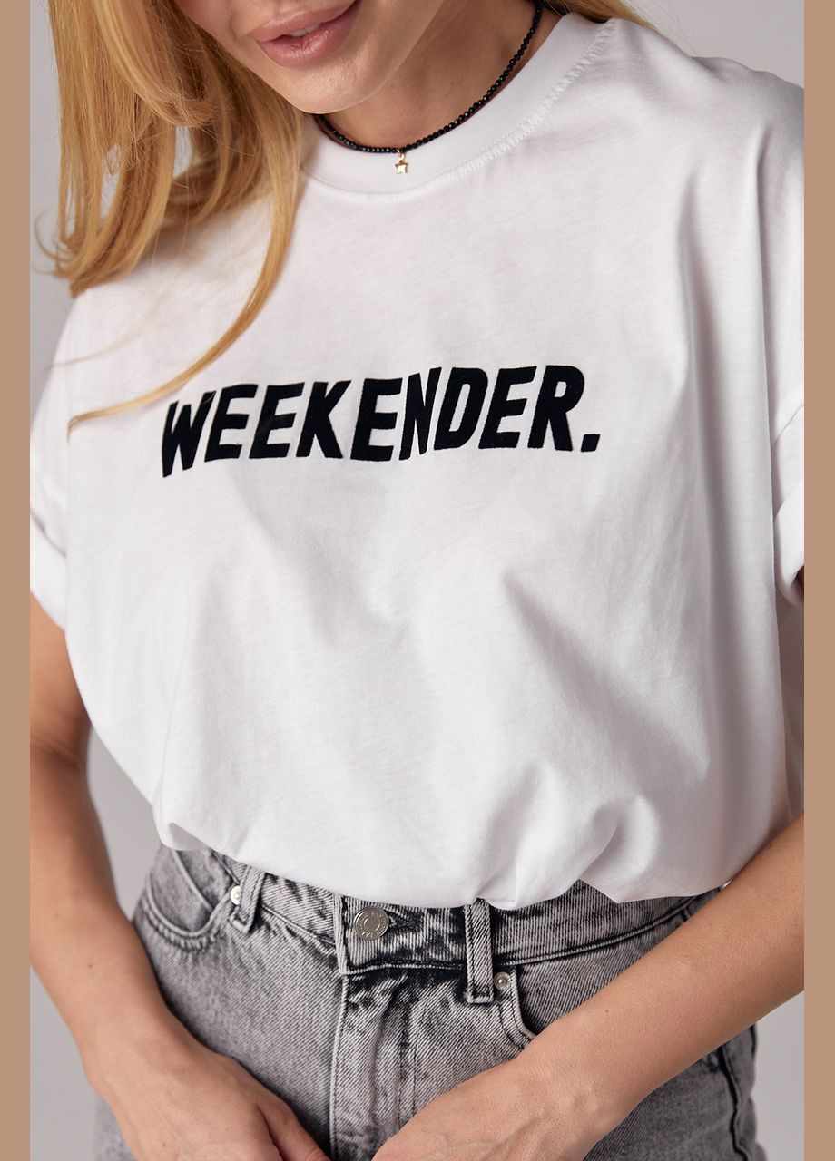 Чорно-біла літня трикотажна футболка з написом weekender Lurex