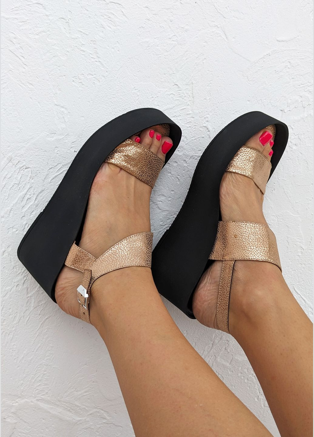 Стильні жіночі шкіряні босоніжки на танкетці InFashion Босоніжки (300695269)