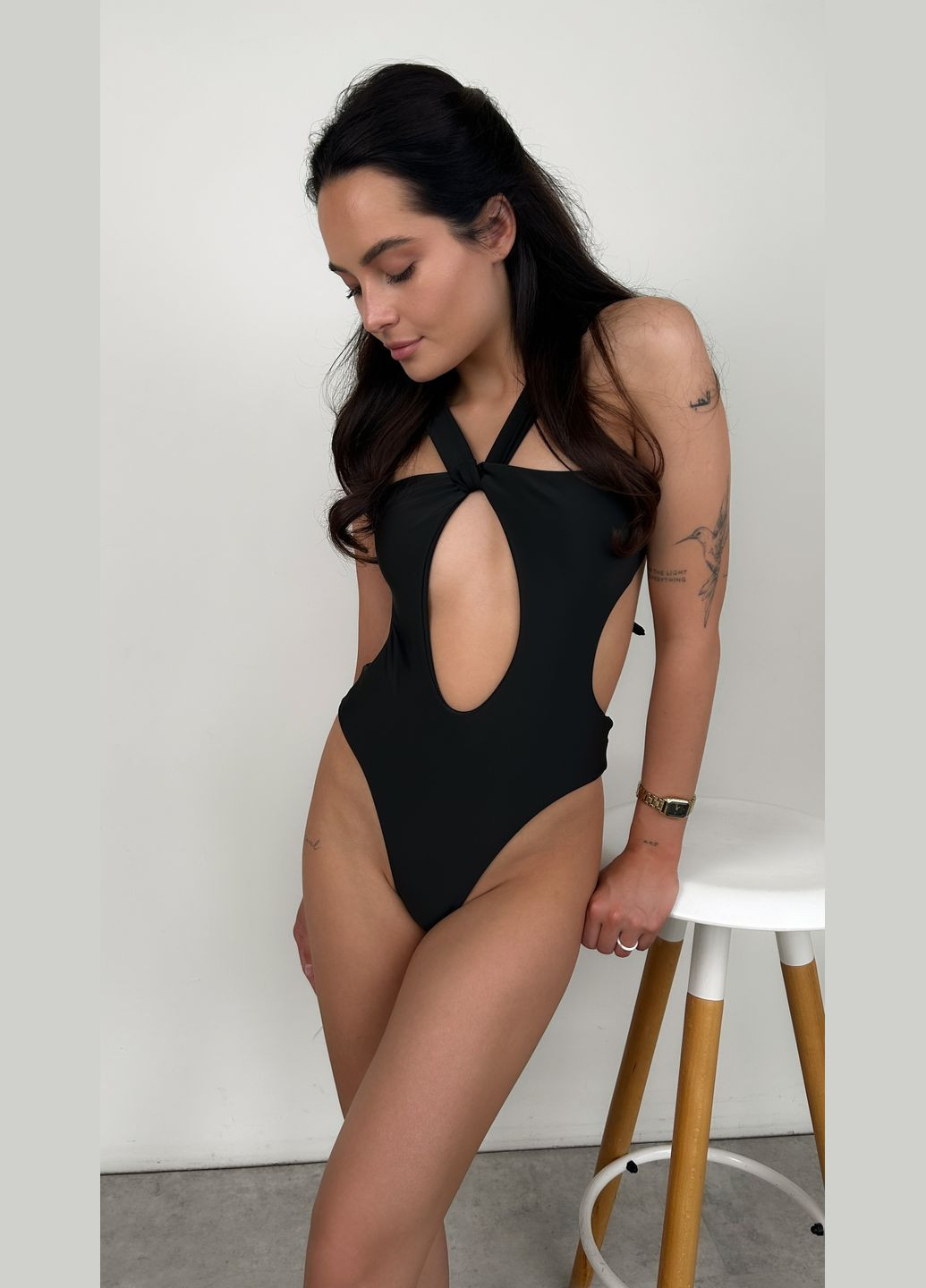 Чорний літній жіночий спільний купальник монокіні з вирізом та перекрутом на грудях swmst чорний No Brand
