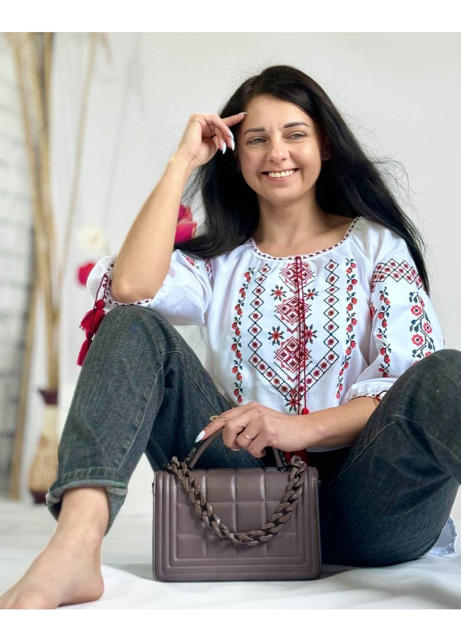 Белая красивая женская вышиванка с геометрическим орнаментом в белом цвете. прямой, свободная хлопок (352166469)