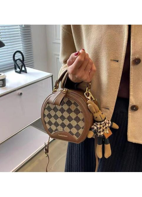 Кругла жіноча сумка з екошкіри коричнева з брелком ProDobro (363258970)