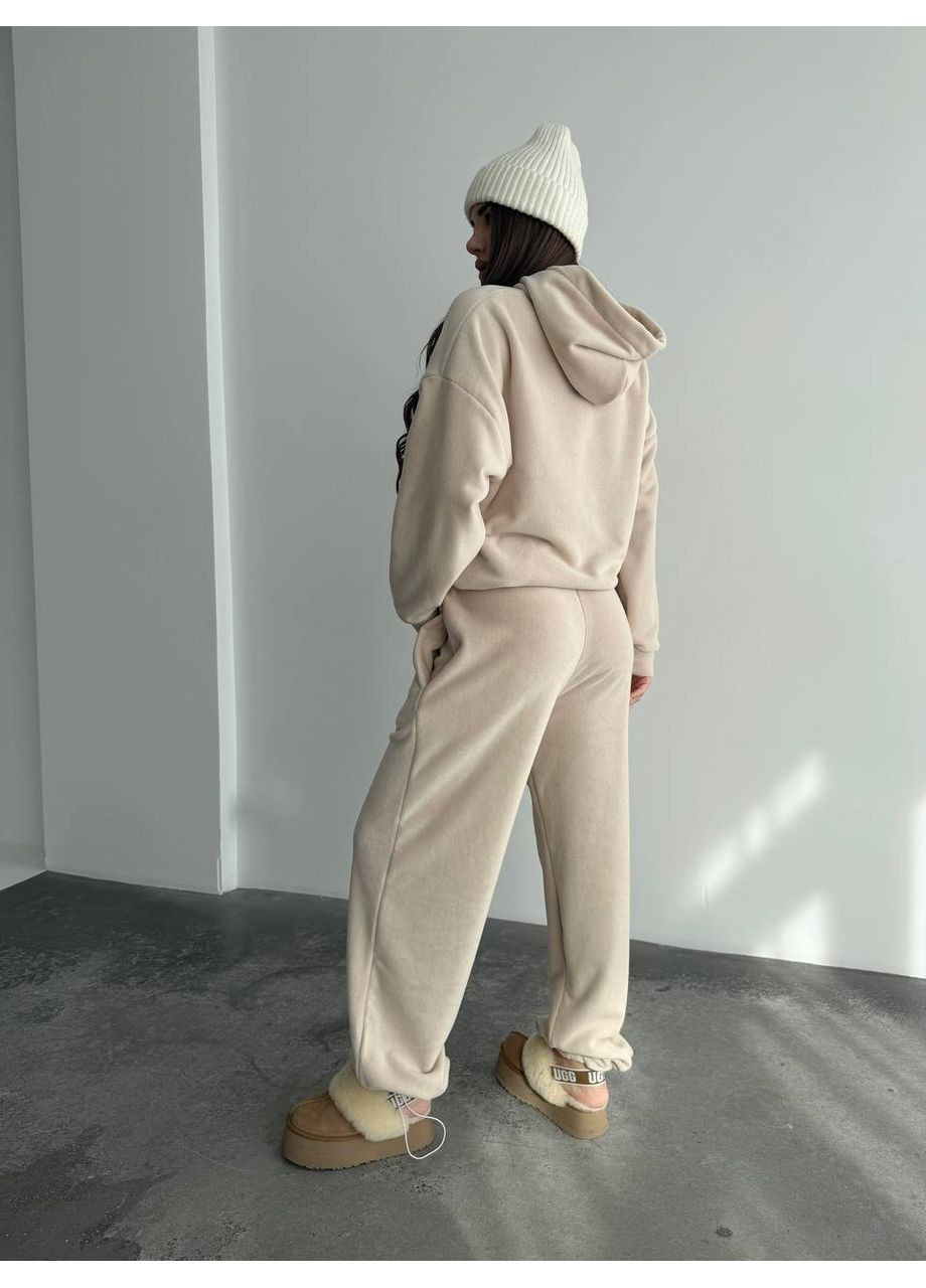 Жіночий костюм iз плюшевого флісу бежевого кольору 35717 No Brand (366530959)