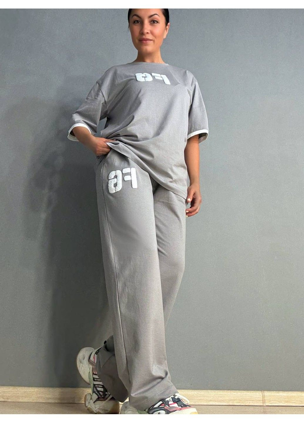 Костюм женский 101190 оверсайз футболка с нашивкой FG и брюки палаццо на резинке серый CAPPITONE (341136142)