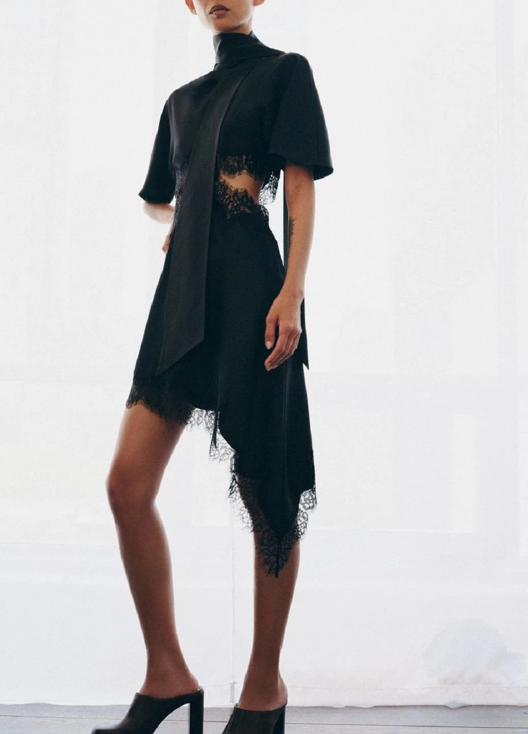 Черное платье Zara однотонное