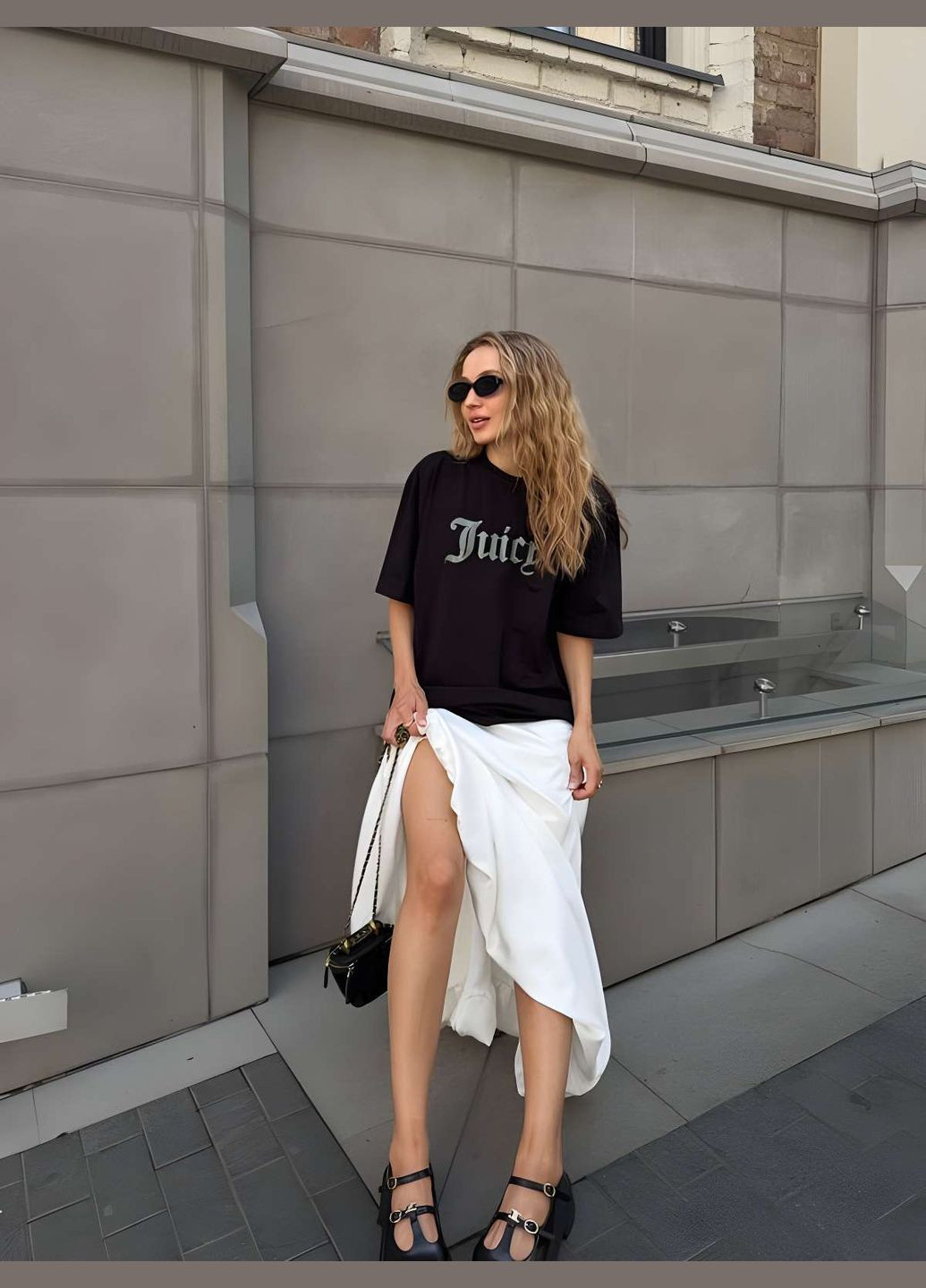 Женская качественная хлопковая футболка оверсайз с надписью стразами черный one size хлопок Україна - (339402854)