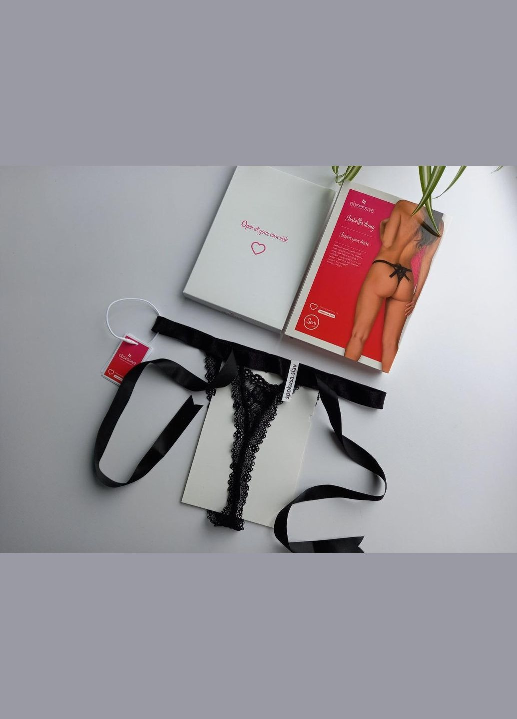 Жіночі чорні трусики стрінги розмір С/М Isabellia thong Obsessive (368787687)