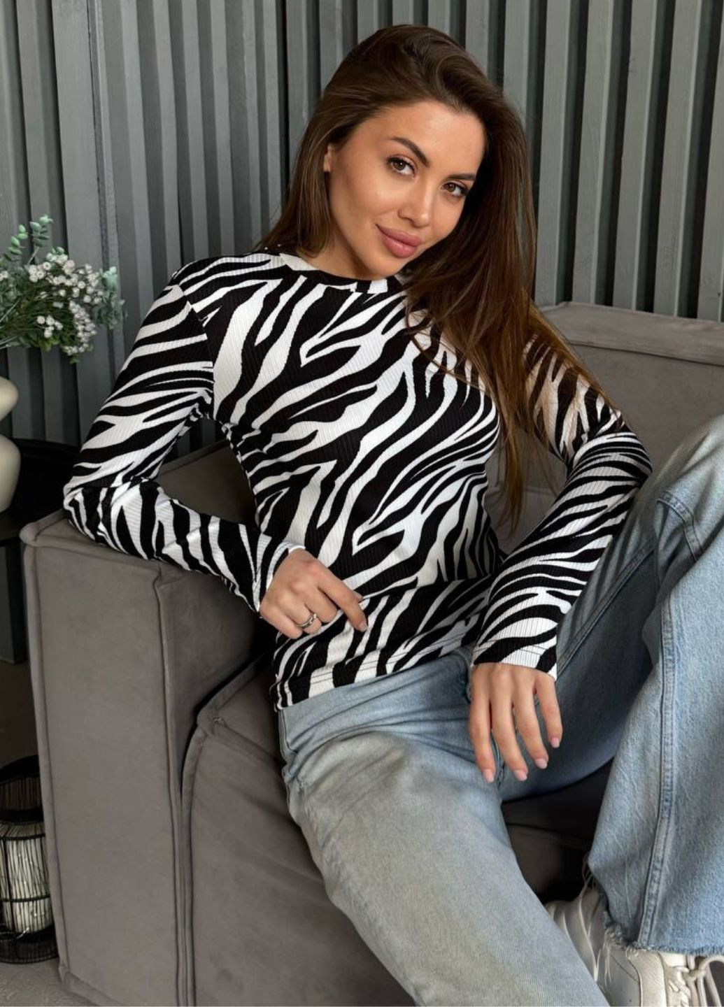 Базовый повседневный приталенный лонгслив в рубчик с узором и длинными рукавами. Tik-Tak (340334557)