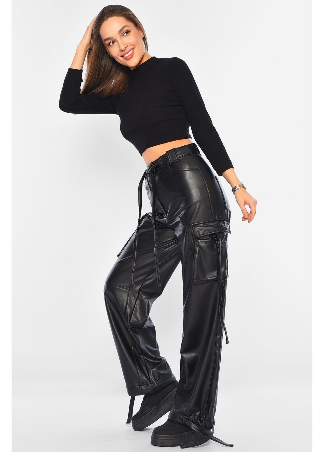 Штаны женские карго с экокожи на флисе черного цвета Let's Shop (314822947)