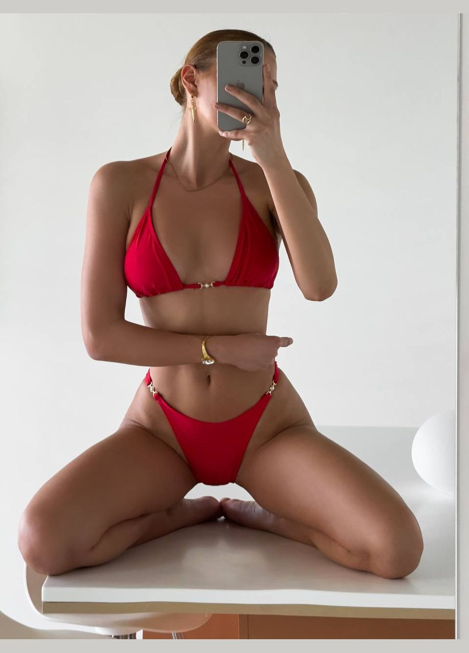 Красный летний удобный базовый купальник украшен фурнитурой. раздельный Vakko