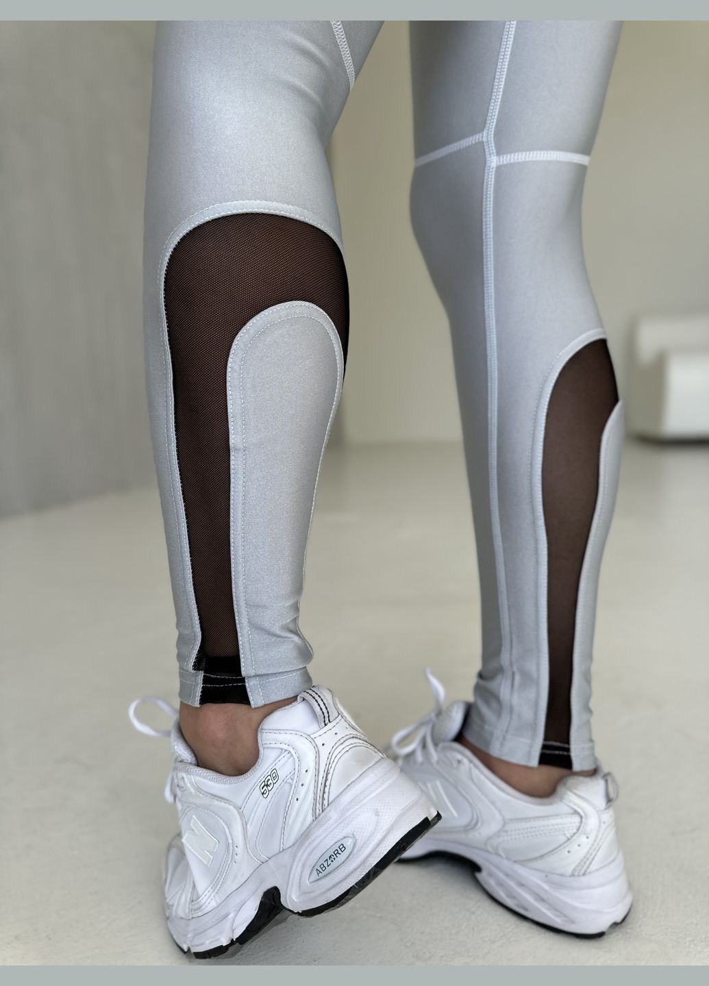 Светло-серые демисезонные лосины с сеточкой Soda