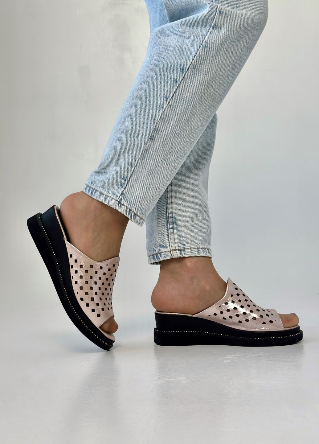 Пудровые шлепанцы женские кожаные Sherlock Soon