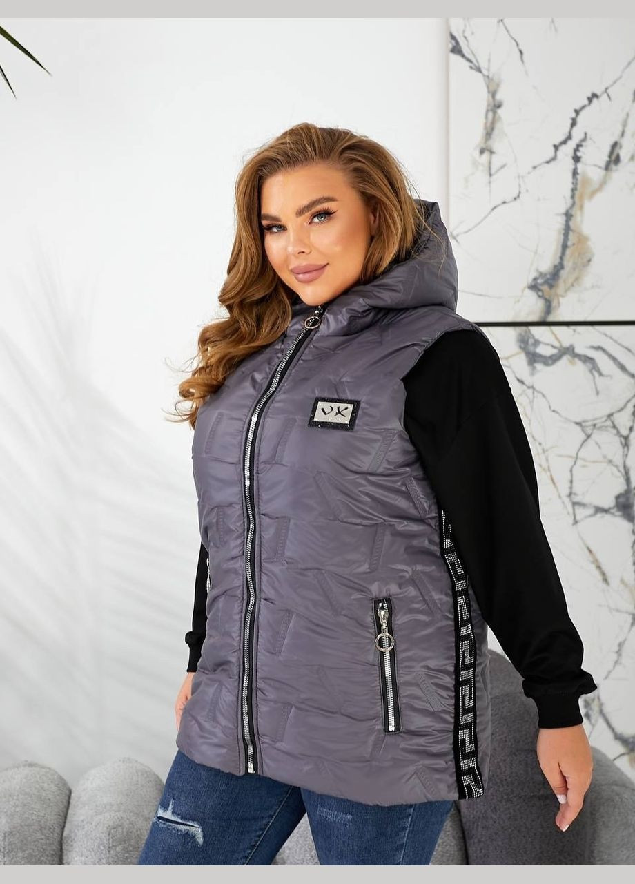 Жіноча подовжена жилетка батал графітова безрукавка з капюшоном та смугами зі стразами на блискавці Viki Жилет (316111604)