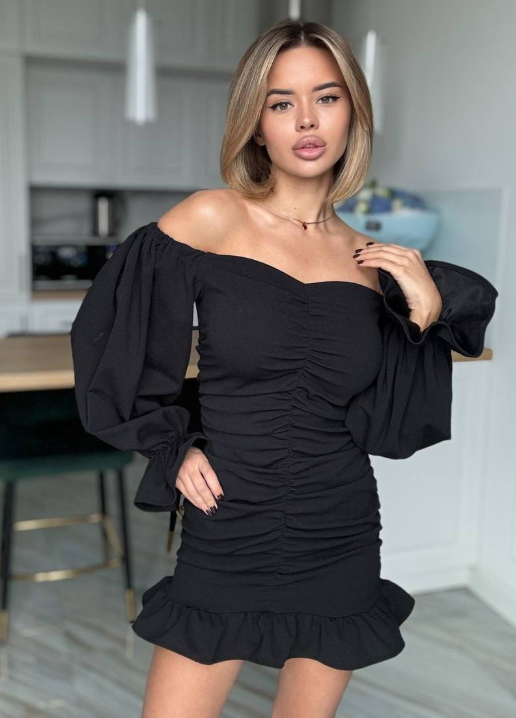 Чорна святковий, вечірня вишукана легка приталена міні сукня з рукавами ліхтарик, драпіруванням та воланами Tik-Tak однотонна