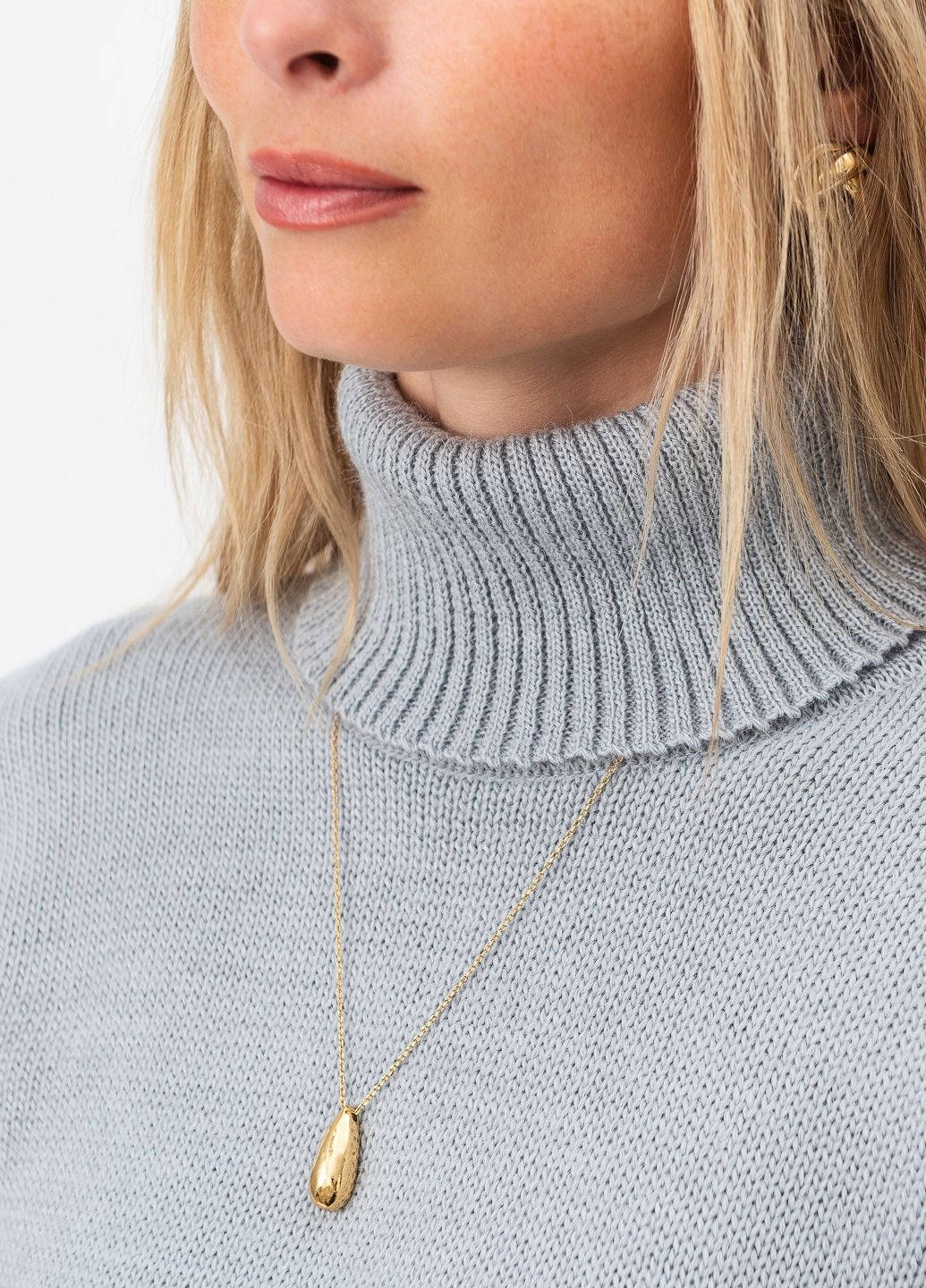 Светло-серый зимний классический женский свитер SVTR