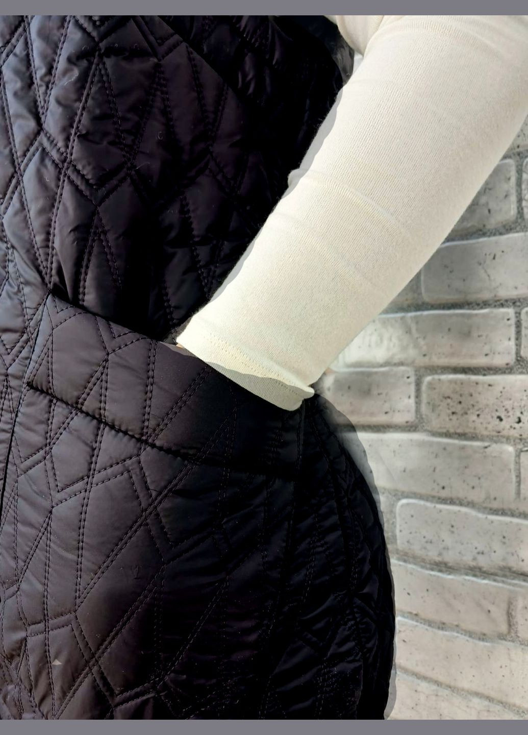 Женская стеганая жилетка демисезонная теплая на подкладке, с капюшоном и карманами, цвет кофейный No Brand (316843478)