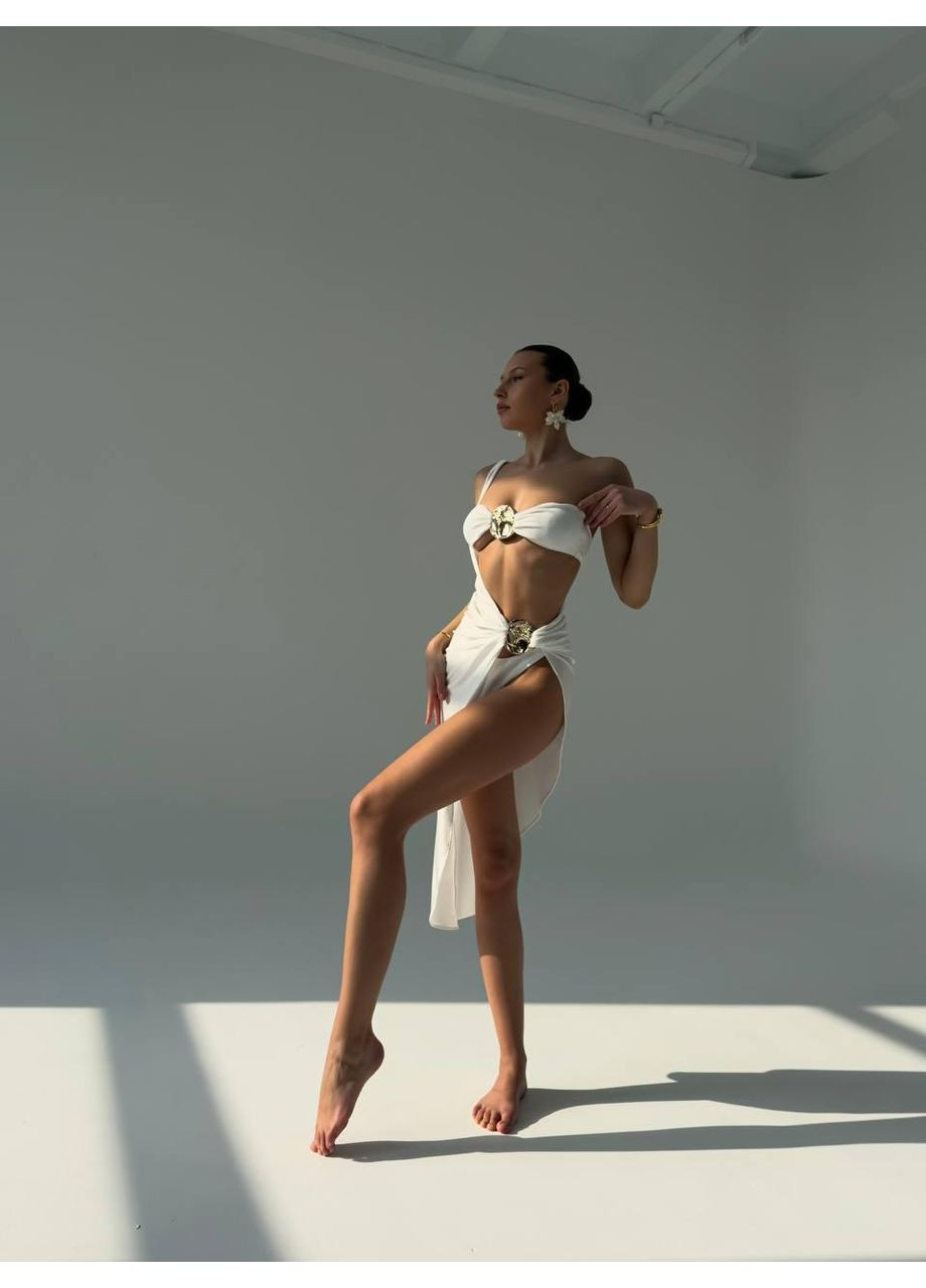 Білий літній жіночий купальник з парео на золотому фіксаторі / жіночий комплект купальник і парео-бандо з масивним декором No Brand