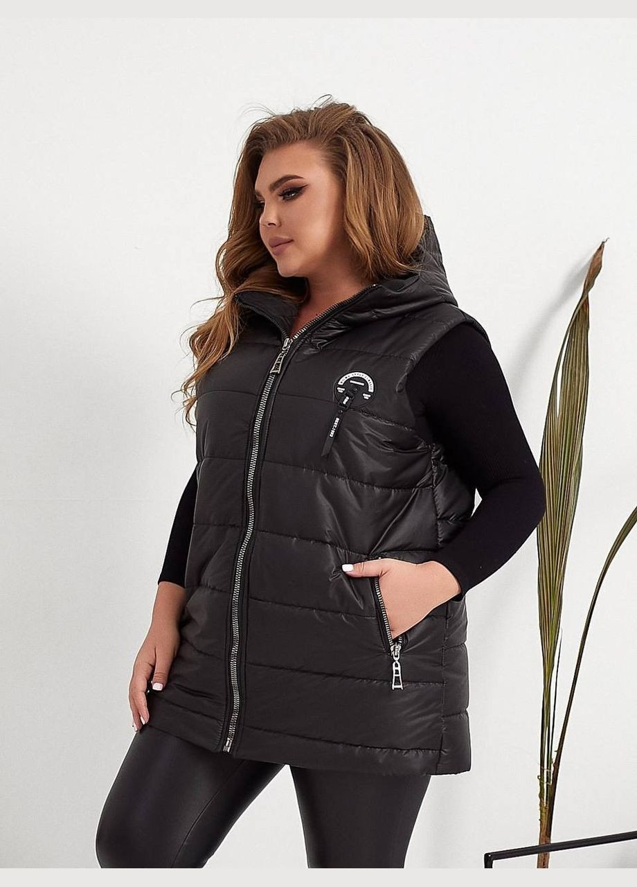 Жіноча демісезонна жилетка батал чорна з капюшоном на змійці середньої довжини безрукавка Viki Жилет (316087816)