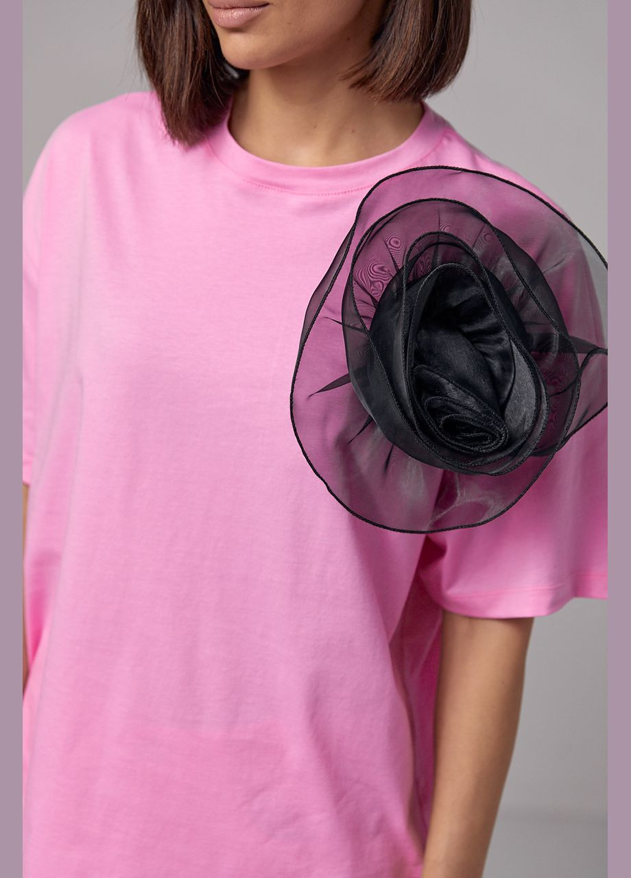 Розовая летняя женская трикотажная футболка с объемным цветком Lurex