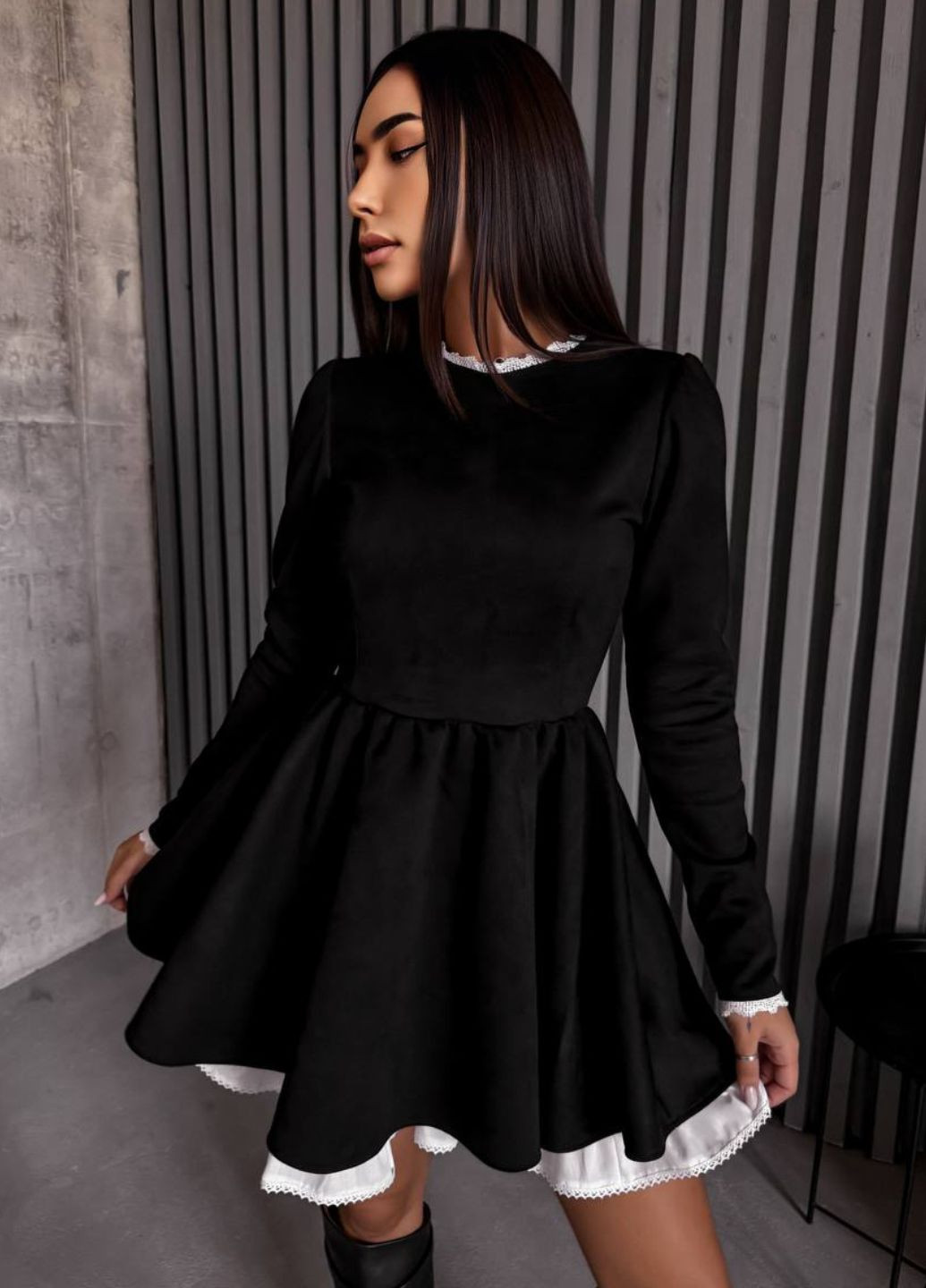Черное кэжуал изящное приталенное мини платье клеш-солнце с длинными рукавами и украшенное кружевом с юбкой-солнце Tik-Tak однотонное