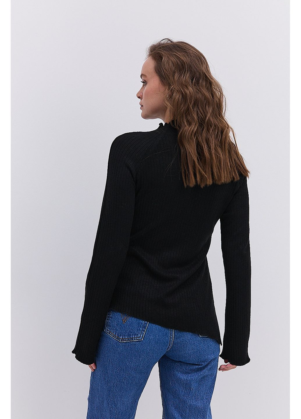 Женский трикотажный лонгслив в черный рубчик с асимметричным низом Arjen (364967537)