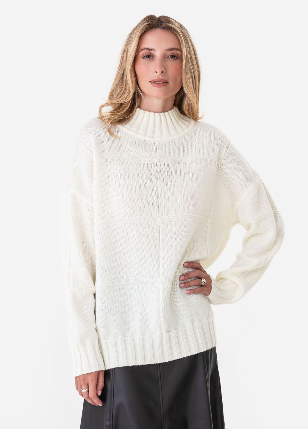 Молочний жіночий светр з геометричним малюнком. SVTR