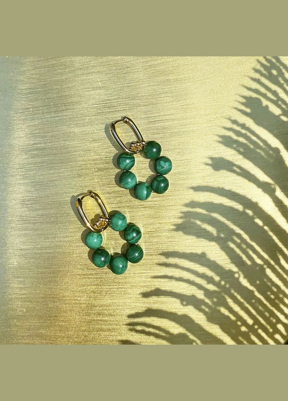 Серьги натуральный Малахит природный +шарики втсавки,гипоаллергенная фурнитура цвета золото d-8мм L-38мм No Brand Підвіски (303723493)