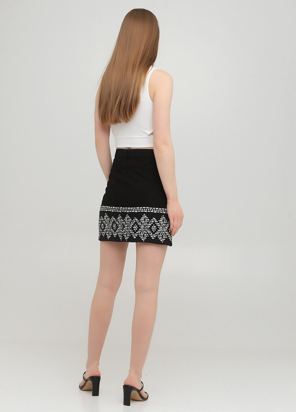 Черно-белая с абстрактным узором юбка Stradivarius