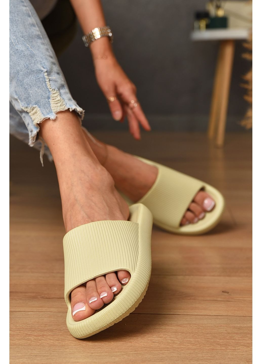 Шльопанці піна жіночі бежевого кольору Let's Shop (349444148)