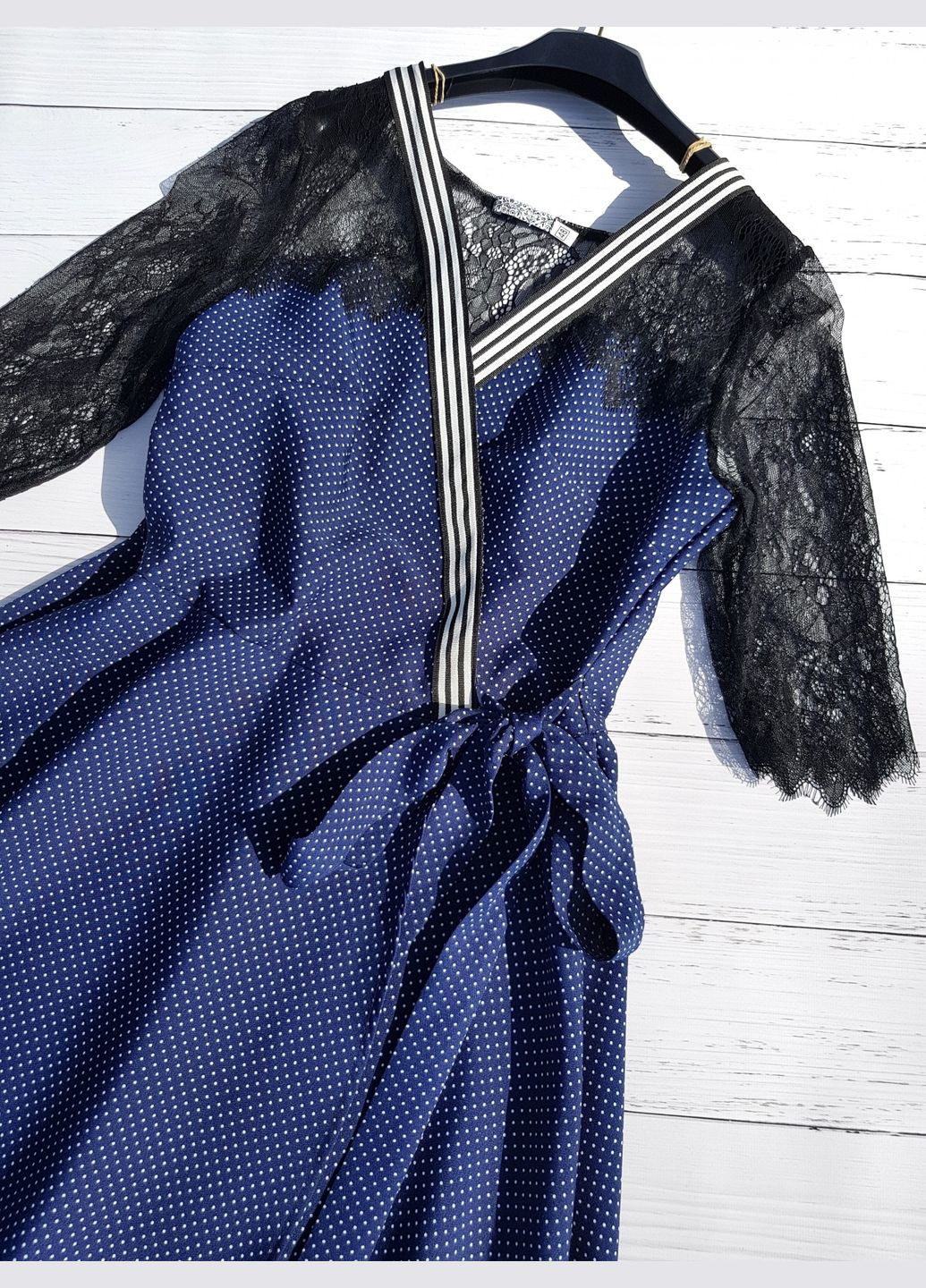 Синее праздничный женское платье с кружевными рукавами на запах в мелкий горошек на запах G&N в горошек