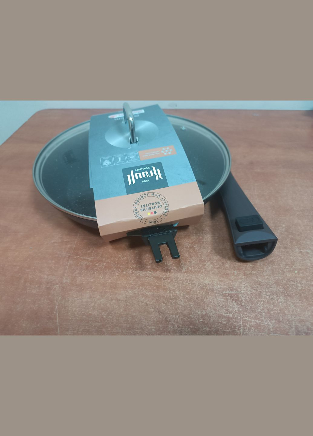 Сковорода с антипригарным покрытием и стеклянной крышкой 26 см (88-222-118) Krauff (334007380)