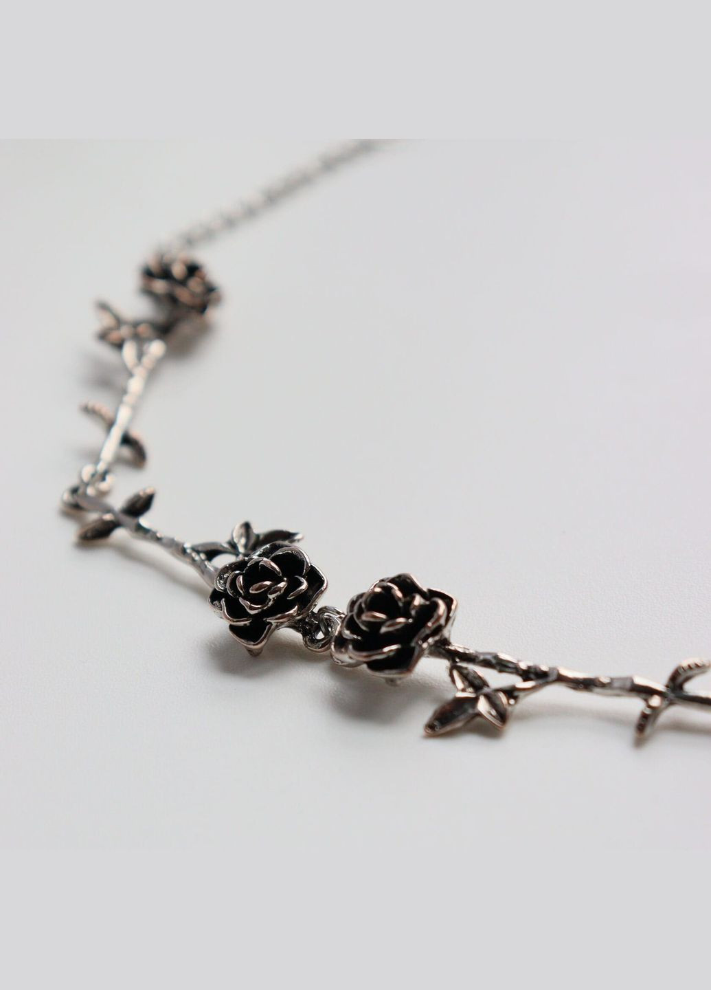Ланцюжок-кольє сріблястий готичний з сріблясто-чорними трояндами намисто панк гранж y2k ретро чокер химерний елегантний вінтаж No Brand (307288345)