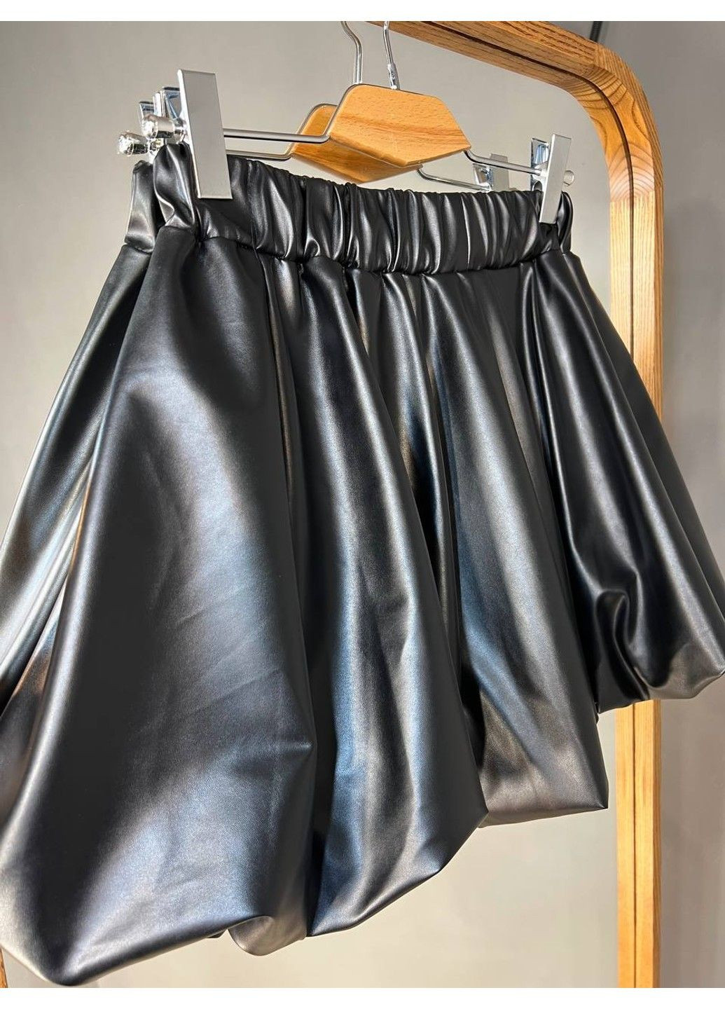 Черная юбка женская 2418 короткая пышная баллон на резинке экоркожа черная Ariadna