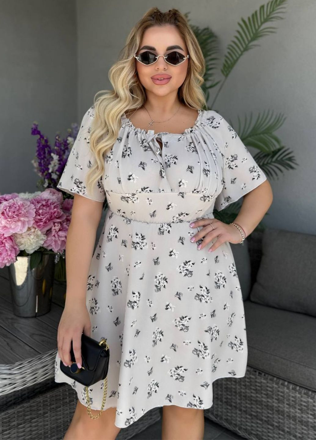 Світло-бежева повсякденний вишукана легка літня міді сукня з короткими рукавами та запахом на грудях Україна однотонна