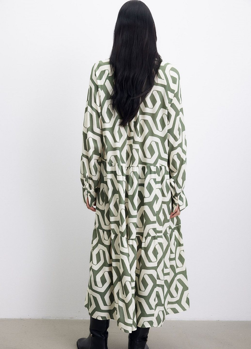 Оливкова (хакі) кежуал сукня H&M з абстрактним візерунком