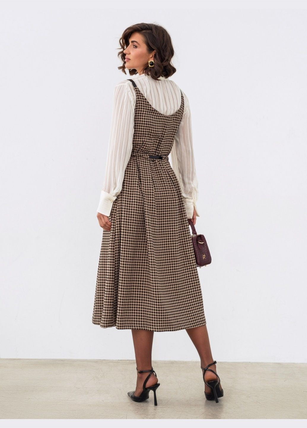 Демисезонный женский коричневый сарафан в гусиную лапку с бретелями из экокожи Dressa с узором пье-де-пуль «гусиная лапка»