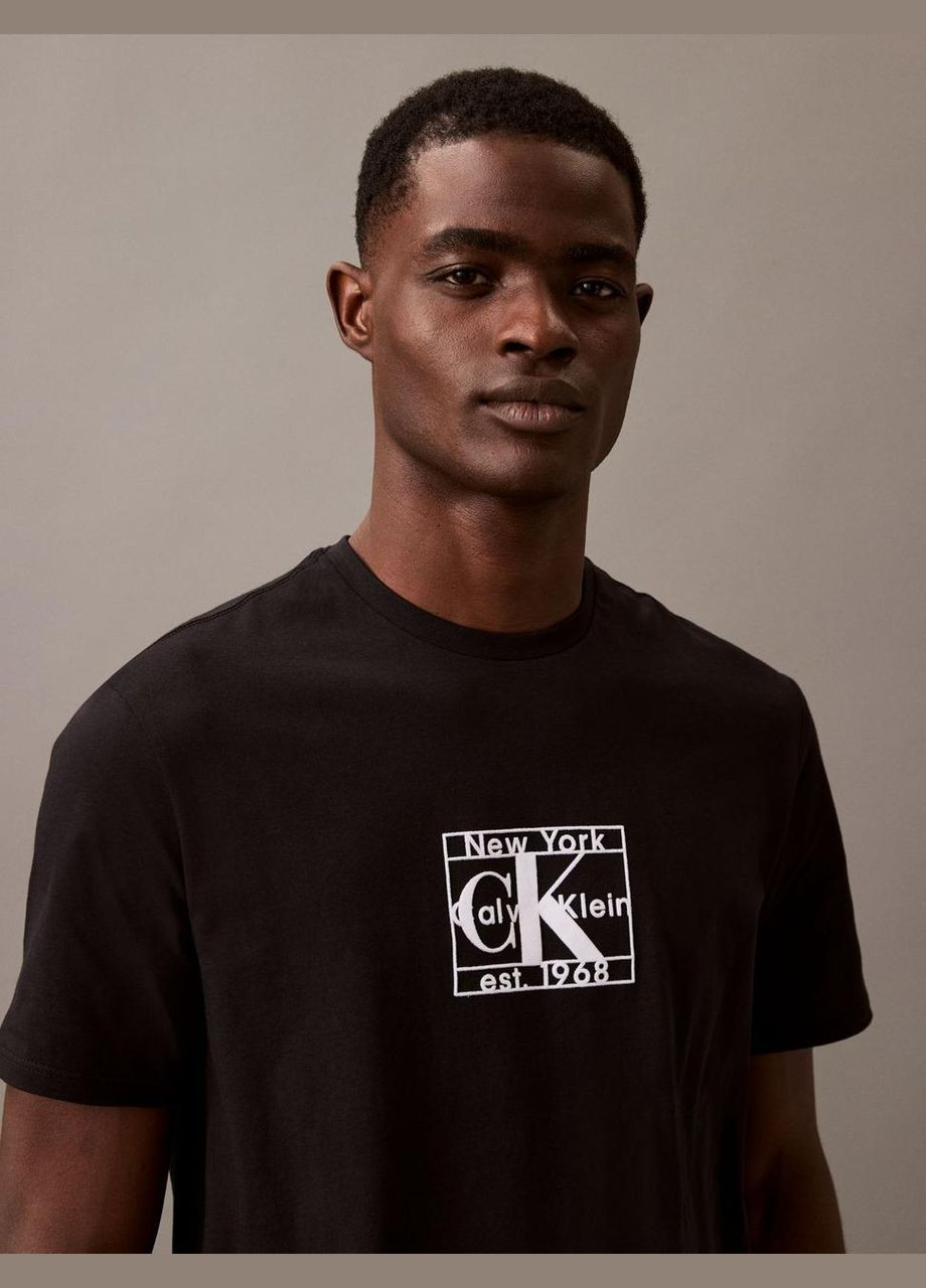 Черная футболка-футболка мужская хлопковая flocked monogram logo graphic classic для мужчин Calvin Klein